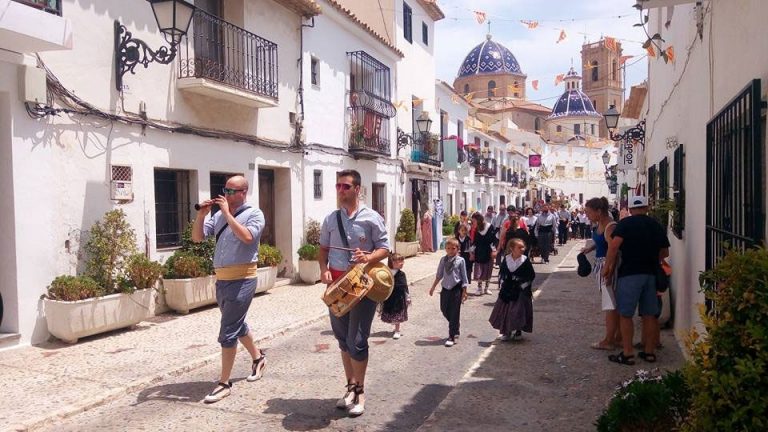 Xirimiter i tabaleter seguidos de mayorales y festeros por la calle San Miguel