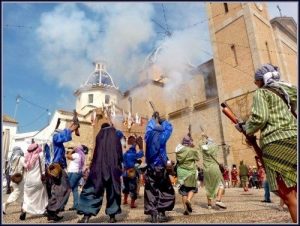 Toma del Castillo con las comparsas disparando los trabucos simulando una batalla