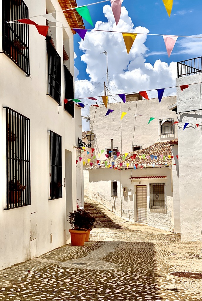 Calle del barrio de Bellaguarda con banderitas de fiesta